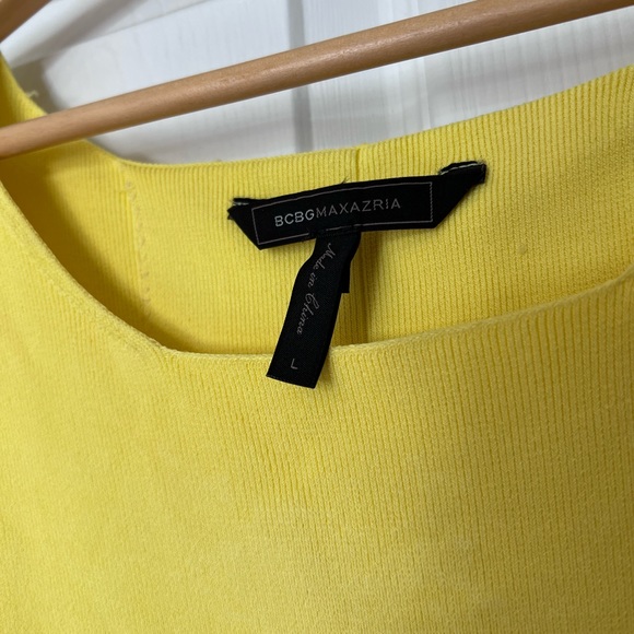 BCBG Max Azria daffoldil yellow crop top, with slit back - Size large - Picture 7 of 7